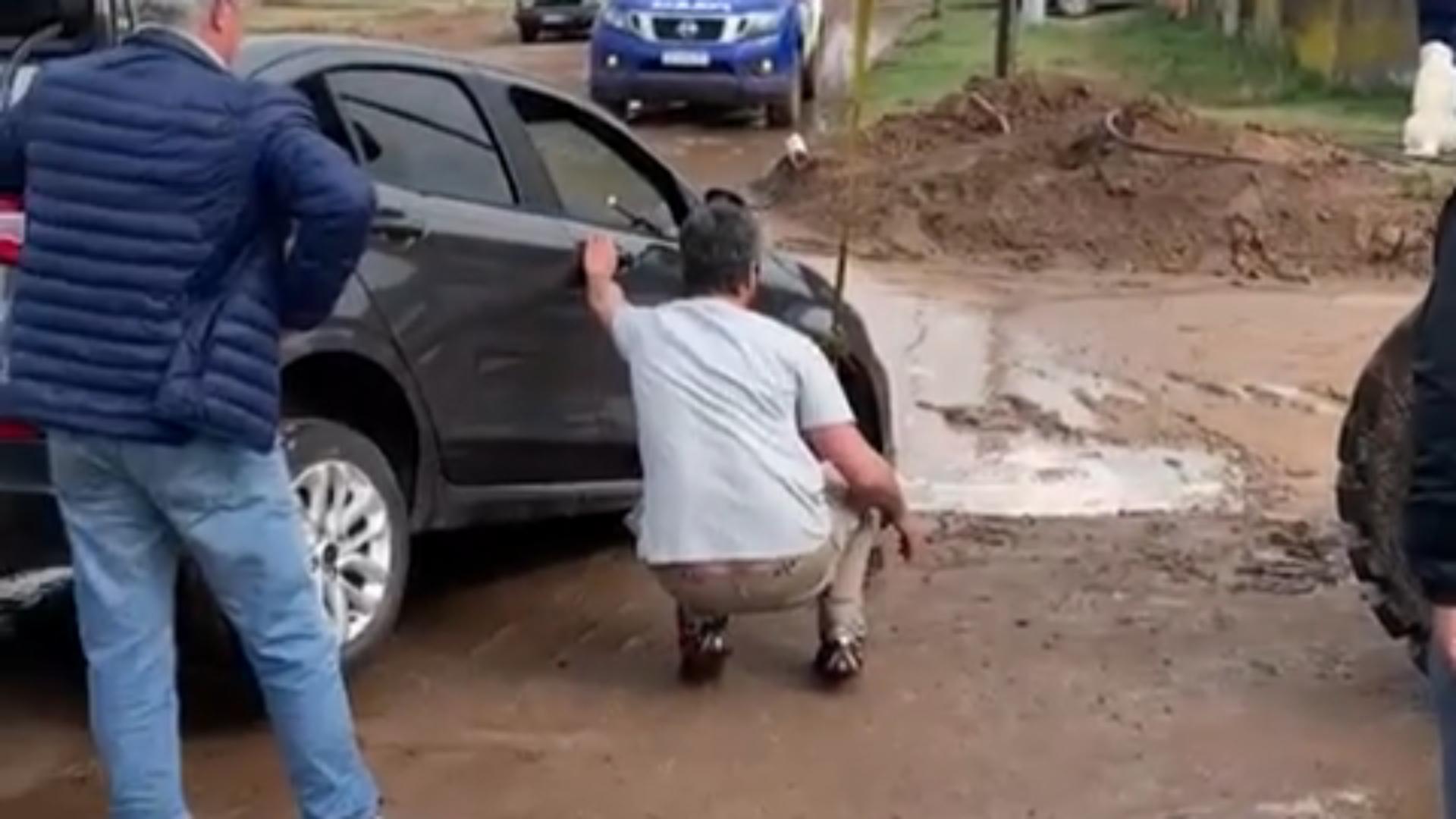 Un automovilista cayó en un pozo con agua en Laborde