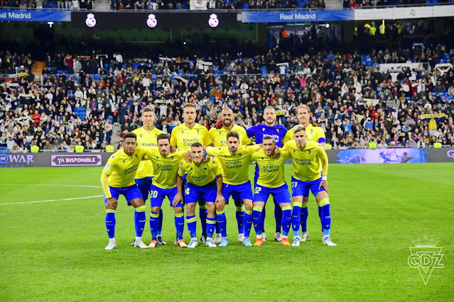 CÁDIZ C. F. Temporada 2022-23. Rubén Alcaraz, Juan Cala, Fali Jiménez, Conan Ledesma, Álex Fernández. Choco Lozano, Iza Carcelén, Fede San Emeterio, Rubén Sobrino, Pacha Espino, Iván Alejo. REAL MADRID C. F. 2 CÁDIZ C. F. 1 Jueves 10/11/2022, 21:30 horas. Campeonato de Liga de 1ª División, jornada 14. Madrid, estadio Santiago Bernabéu: 53.190 espectadores. GOLES: 1-0: 40’, Éder Militão. 2-0: 70’, Toni Kroos. 2-1: 81’, Lucas Pérez.