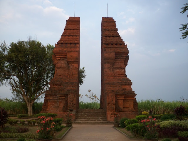 Candi Peninggalan Kerajaan Majapahit Gapura Wringin Lawang