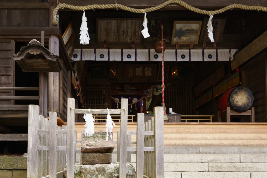 河口浅間神社（山梨）の拝殿と美麗石（ひいらいし）