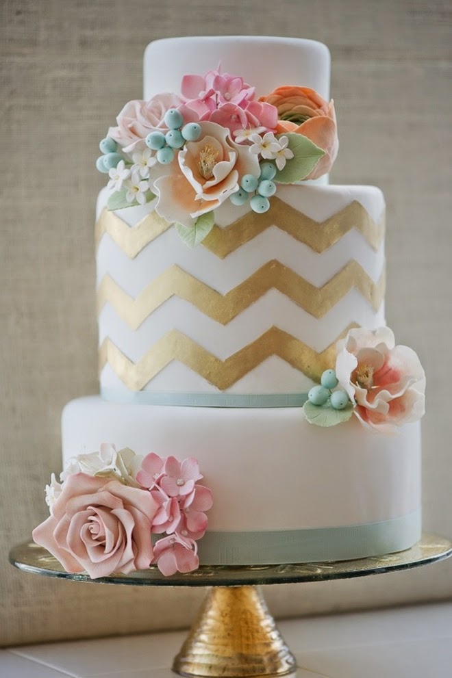 wedding cake decorating with beautiful flowers