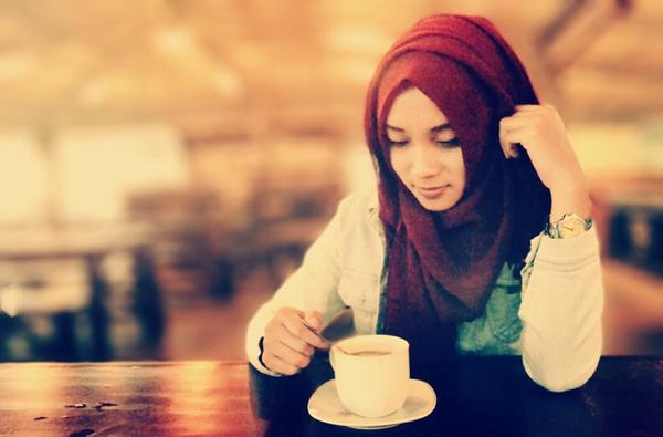 islamic girl with coffee