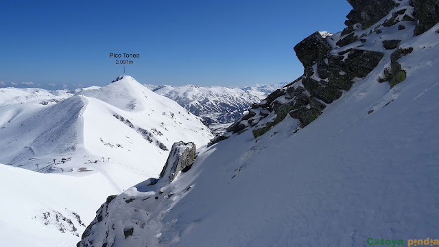 Ascensión Invernal al Pico Agujas por el embudo o corredor izquierdo en San Isidro