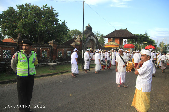 bali image : Polisi ikut membantu kelancaran prosesi Abhiseka Ida Anglurah Kerambitan XII, utamanya alur lalu lintas sekitar