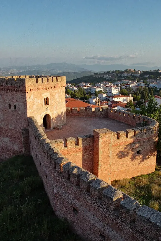 El Castillo de Burgalimar en Baños de la Encina, una impresionante fortaleza califal del siglo X con murallas de tapial rojizo.