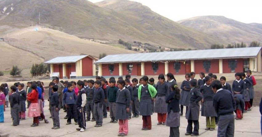 Adelantan vacaciones en 194 colegios de zonas aledañas al Volcán Ubinas