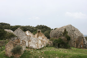 Ruinas de la antigua venta y Peñón de Ballesteros