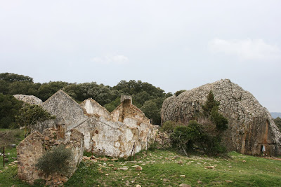 Ruinas de la antigua venta y Peñón de Ballesteros