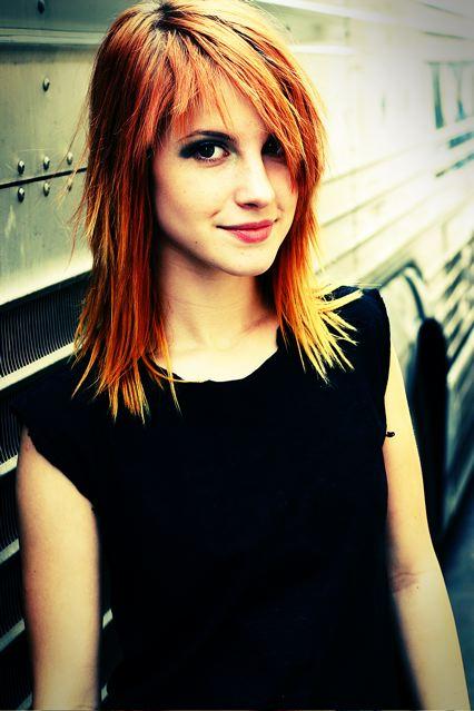 No Echo doesn't look just like Hayley Williams she's not a redhead for one