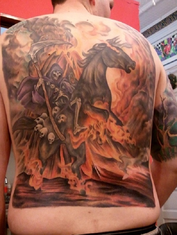 Majestoso volta completa Grim Reaper tatuagem. O reaper é visto para ser executado através de um cavalo preto no meio de um fogo devastador. O reaper é também carregando um monte de esqueletos cabeças percepção de ser ex-morto, as pessoas a quem eles o acompanharam até a morte. 