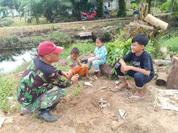 Satgas TMMD Ke-111 Kodim 1207/Pontianak Obati Kerinduan Anak-Anak Akan Cerita Dongeng