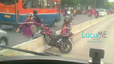 Ibu-ibu 'Ngangkat' Motor di Separator Jalur Transjakarta Ini Bikin Heboh Netizen