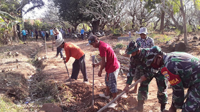 Gotong Royong, Babinsa dan Warga Pijot Gali Pondasi TPU