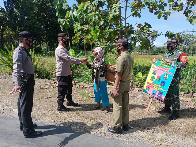 Tak Kenal Waktu Koramil 12/Bendosari Beserta Satgas Covid-19 Kecamatan Bendosari  Laksanakan Himbauan 5M Dan Bagikan Masker Cegah Covid-19