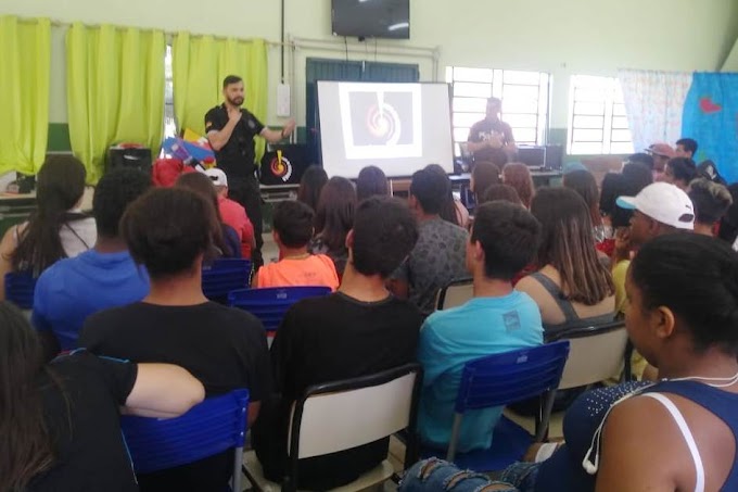 Papo de Responsa conversa com alunos em Cachoeirinha