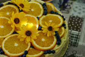 tort ornat cu portocale si flori galbene