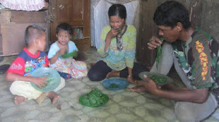 Sudah Lima Tahun Lebih Keluarga Miskin ini Memakan Daun-Daunan Demi Bertahan Hidup