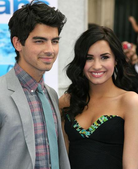 Demi e seu namorado Joe Jonas aparecem todos chiques na estr ia do mais