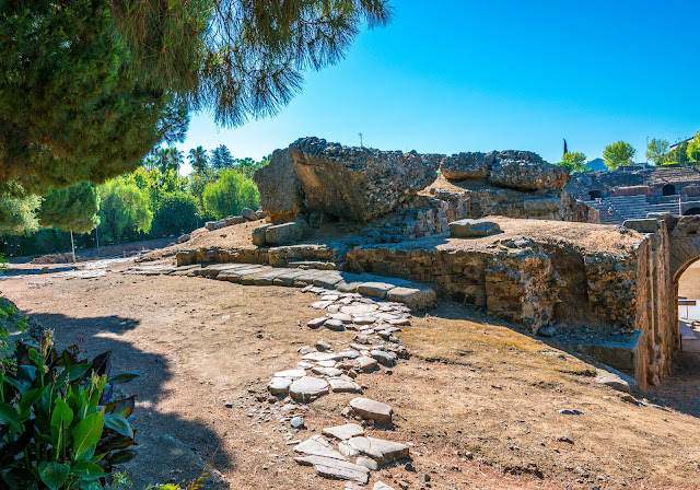 Imagen de calzada de piedra rodeando el Anfiteatro