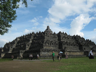 Kunci Jawaban Soal IPS BAB Masa Kerajaan Hindu Budha di Indonesia  (Gambar Candi Borobudur)