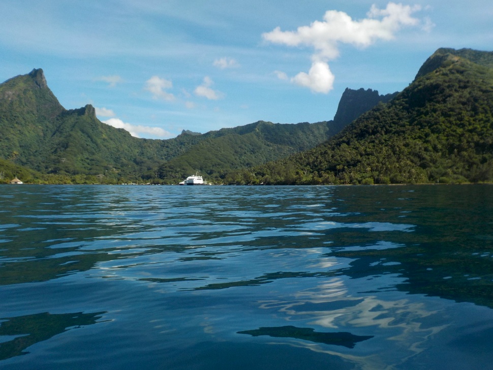 Lagon bleu profond de la Baie de Vaiare