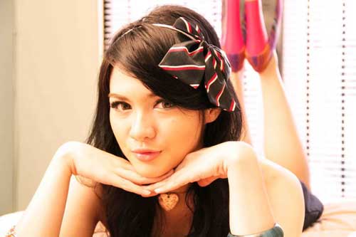 Foto Artis Seksi Vicky Shu on Bed Celebrity Style Picture