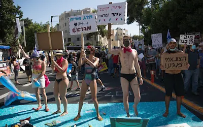 Pela terceira vez nesta semana, centenas se manifestam contra Netanyahu fora de casa