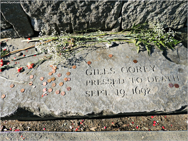 Tumbas Brujas Salem: Giles Corey - Aplastamiento con Piedras