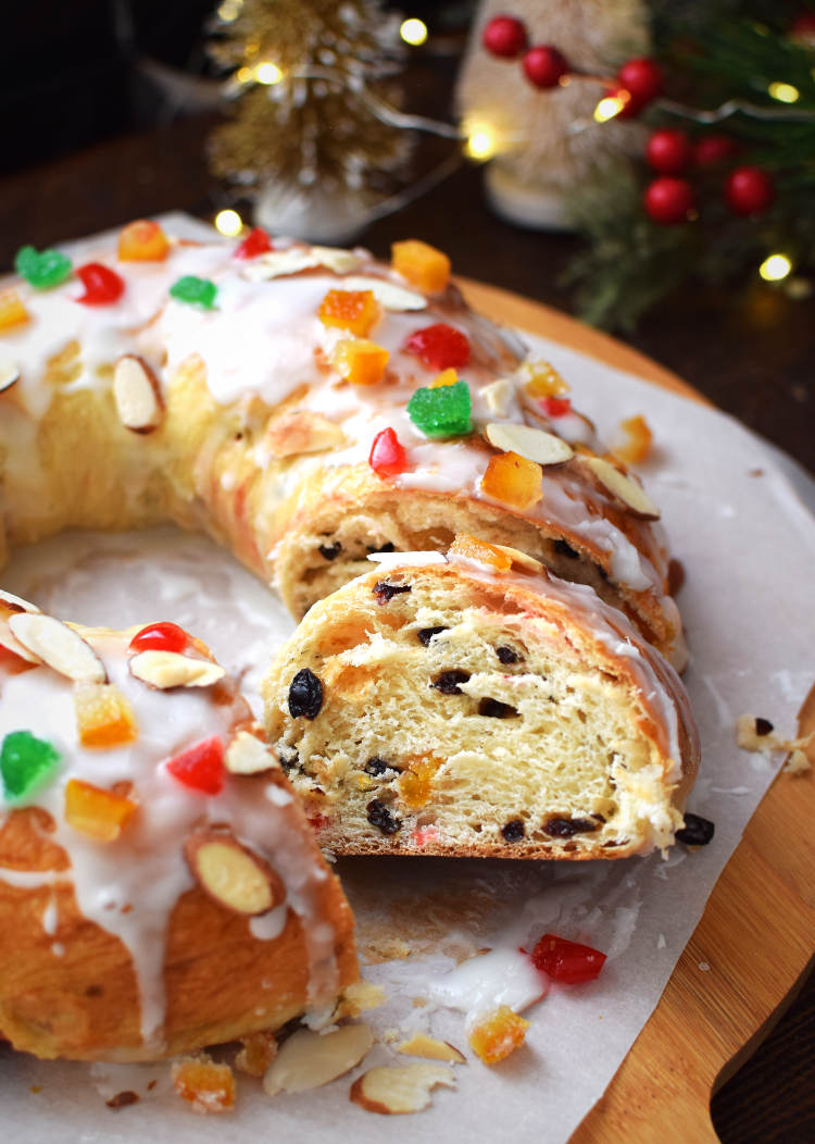 Rosca navideña de pan, tiene frutas confitadas y pasa en la masa