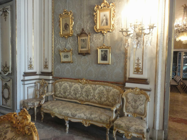 Il salotto azzurro a Villa Pignatelli