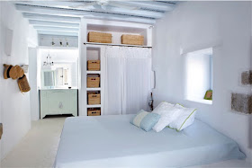 dormitorio estilo cícladas en azul celeste y blanco