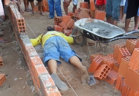  COREAÚ-CE: PEDREIRO É EXECUTADO COM 27 TIROS ENQUANTO TRABALHAVA EM UMA CONSTRUÇÃO 