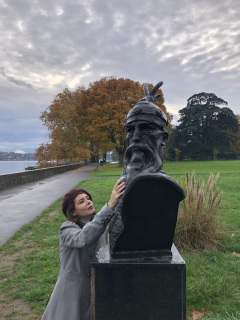 Pelin Batu touching the bust of Skanderbeg in Geneva, Switzerland