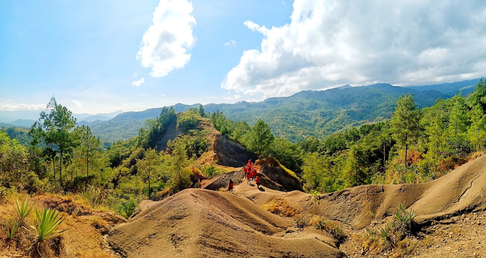 Pesona Pemandangan Alam Tersembunyi Di Atas Bukit Tete Litak