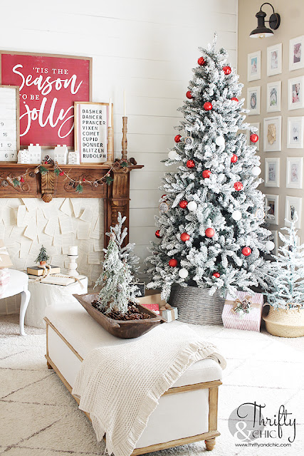 Christmas living room decor and decorating ideas. Red and white christmas decor. Farmhouse Christmas decorating ideas. Christmas tree decorating ideas. Fireplace mantel christmas decor. 