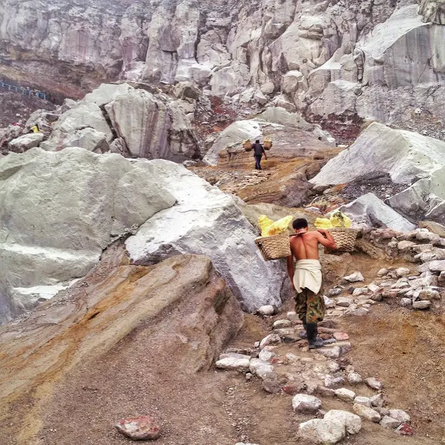 foto penambang belerang di kawah ijen