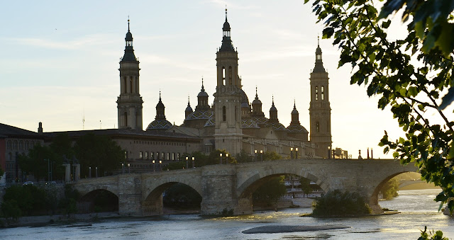 Puente de piedra y Basílica de Nuestra Sra. del Pilar