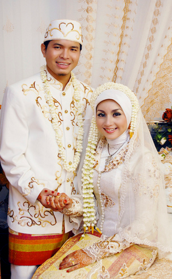 Kebaya Akad Nikah Nuansa Warna Putih Modern - Kumpulan 