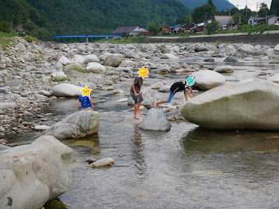 白川郷ひらせ温泉キャンプサイト 庄川で川遊び