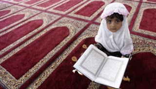 Foto Gambar Anak Muslim Perempuan Memegang Alqur'an