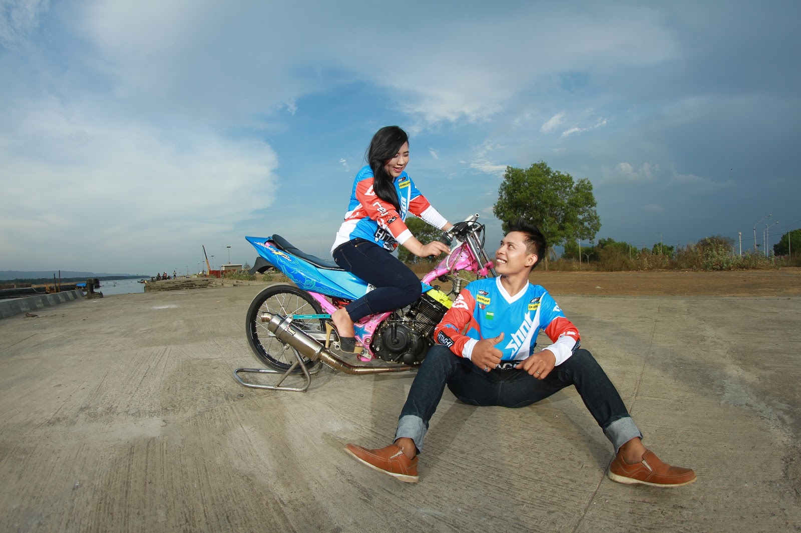 Foto Prewedding Dengan Motor Drag - Dunia Ottomotif