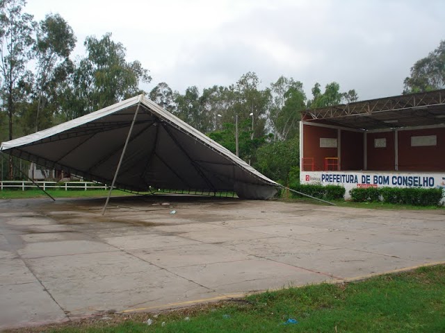 COBERTURA ABANDONADA NO PARQUE