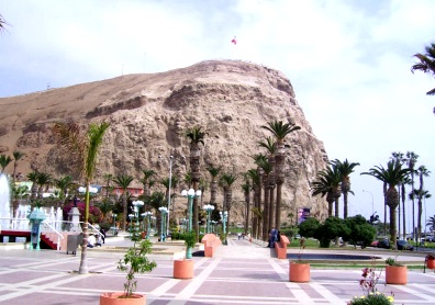 Foto del Morro de Arica con vista de palmeras