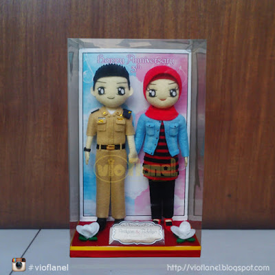 Boneka Flanel IPDN Couple, Dengan baju kantor, jaket jean, baju strip merah hitam,sepatu merah