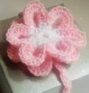 http://translate.google.es/translate?hl=es&sl=en&tl=es&u=http%3A%2F%2Fcrochetforyou.weebly.com%2F1%2Fpost%2F2014%2F02%2Fcrochet-gift-topper.html