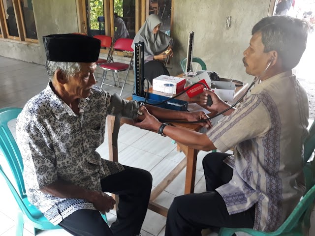 Pengobatan Massal Di Balai Desa Celep