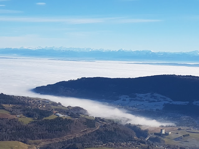 Mer de nuages sur la vallée et et Alpes