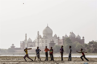 Permainan kriket berlatarbelakang Taj Mahal yang hebat