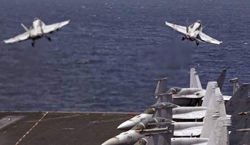 Các chiến đấu cơ F/A-18 hôm 11/8 cất cánh từ tàu sân bay USS George H.W. Bush ở vùng Vịnh để không kích IS. Ảnh: AP
