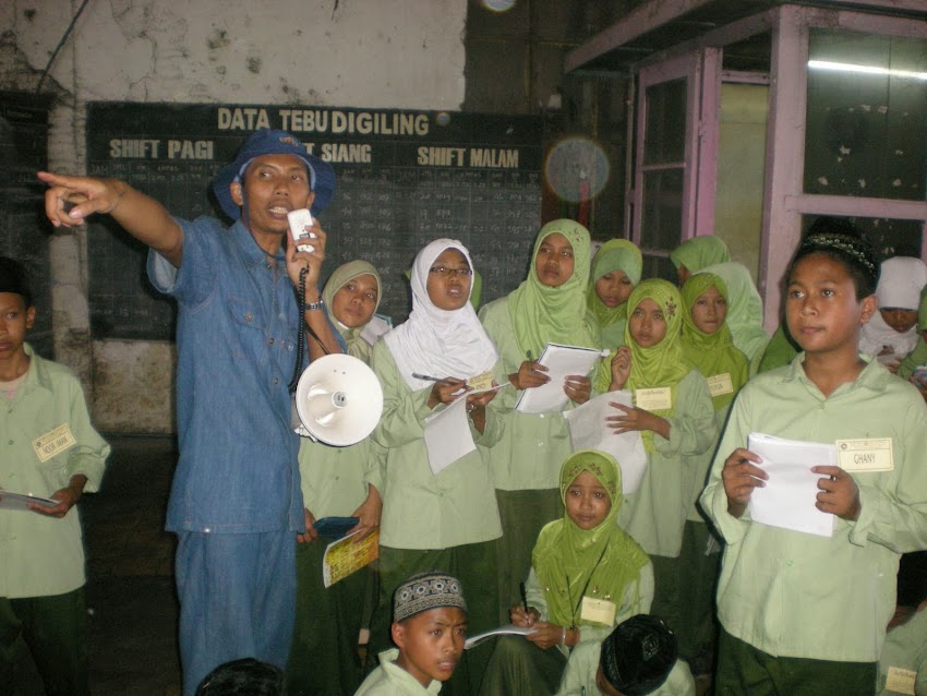 Siswa SMP Belajar Masak Gula